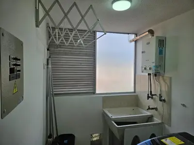 a bathroom with a sink and a window at Loft urbano cerca a cable plaza in Manizales