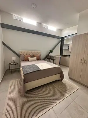 a bedroom with a bed with a blue stripe on the wall at Espectacular Apartaestudio Batallon Manizales in Manizales