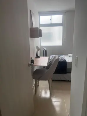 a room with a desk with a chair and a bed at Moderno y acogedor apartamento en sabaneta in Sabaneta