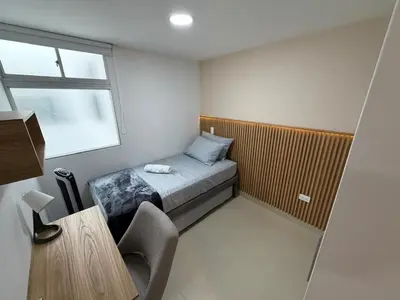 a small room with a bed and a desk at Moderno y acogedor apartamento en sabaneta in Sabaneta