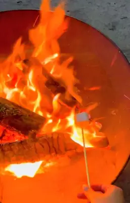 a person holding a spatula in a fire oven at Konkor Aldea in Chiquinquirá