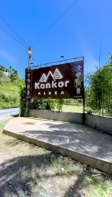 a sign on the side of a road at Konkor Aldea in Chiquinquirá