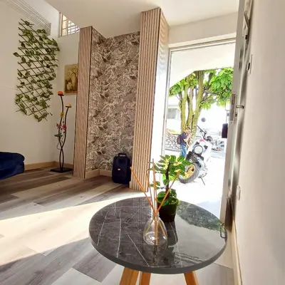 a glass table with a vase on it in a room at Acogedor Y Amplio Aparta estudio En El Corazón De Manizales in Manizales