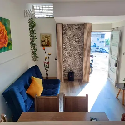 a living room with a blue couch and a table at Acogedor Y Amplio Aparta estudio En El Corazón De Manizales in Manizales