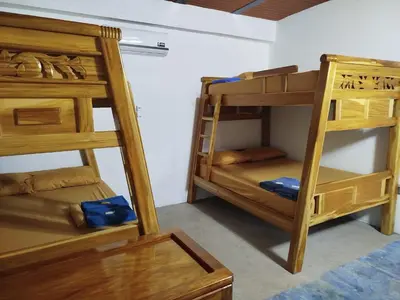 a room with two bunk beds and a ladder at Buenos Aires in Doradal