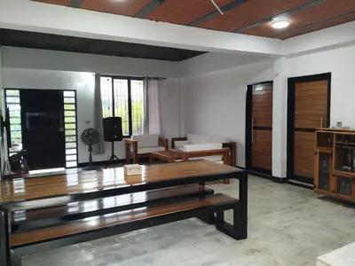 a living room with a table in the middle at Buenos Aires in Doradal