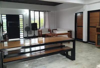 a living room with a wooden bench in the middle at Buenos Aires in Doradal