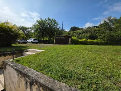a grassy yard with a car parked in a driveway at FINCA DE RECREO y DESCANSO in El Bosque