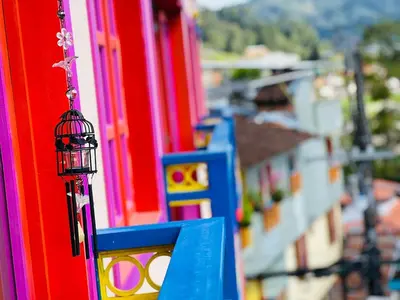 a bird cage on the side of a building at Apto full Ubicación Plazoleta Zocalos Plaza Ppal in Guatapé