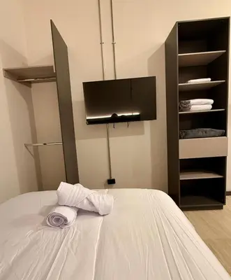 a white towel sitting on a bed with a tv at Estrena Apartamento, Avenida Santander, Edificio BREAK in Manizales