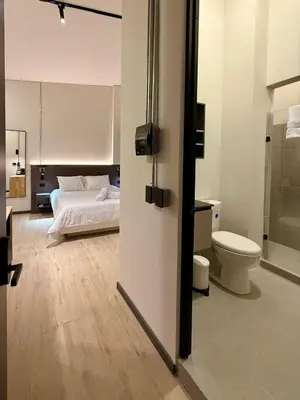 a bedroom with a bed and a bathroom with a toilet at Estrena Apartamento, Avenida Santander, Edificio BREAK in Manizales