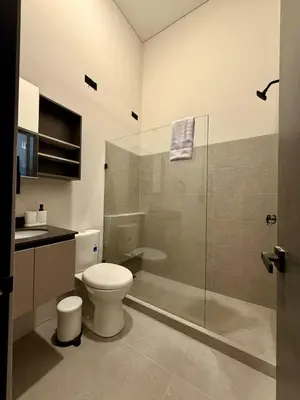 a bathroom with a toilet and a glass shower at Estrena Apartamento, Avenida Santander, Edificio BREAK in Manizales