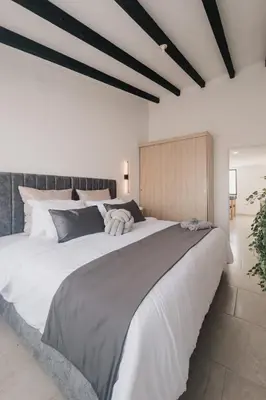 a large white bed in a white room with a large bed sidx sidx at Casa G, en Rionegro in Rionegro