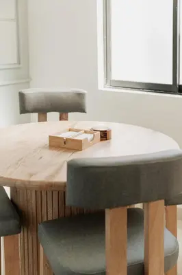a wooden table with two chairs and a wooden table with at Casa G, en Rionegro in Rionegro