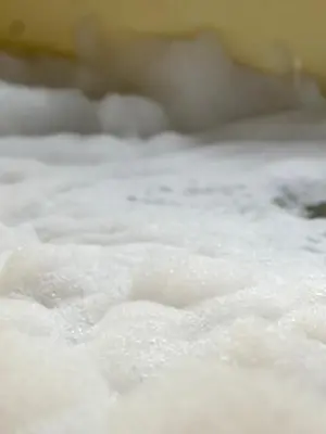 a pile of white snow on top of a bed at Vip cabaña vista verde in Cocorná