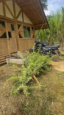 a motorcycle parked in front of a house at Vip cabaña vista verde in Cocorná