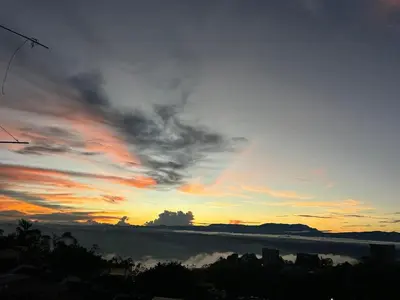 a sunset with a view of a body of water at Casa Acogedora en Ubicación Estrategica in Manizales