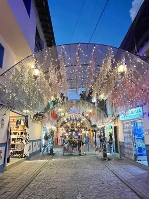 a shopping mall with christmas lights and people in it at Acogedor en parque principal Guatape con Jacuzzi in Guatapé
