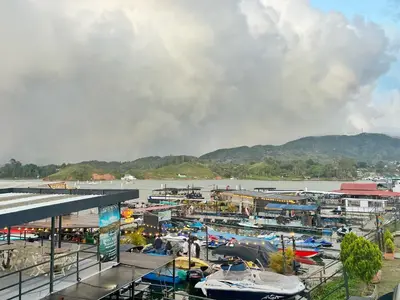 a bunch of boats are parked in a marina at Acogedor en parque principal Guatape con Jacuzzi in Guatapé