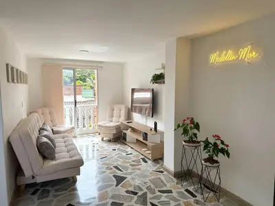 a living room with a couch and a tv at Apartamento para 5 personas en Laureles, Estadio in Estación El Salto