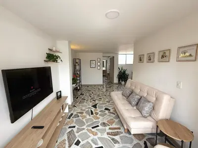 a living room with a couch and a flat screen tv at Apartamento para 5 personas en Laureles, Estadio in Estación El Salto