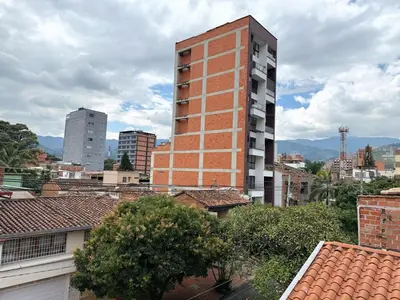 a tall brick building in the middle of a city at Apartamento para 5 personas en Laureles, Estadio in Estación El Salto