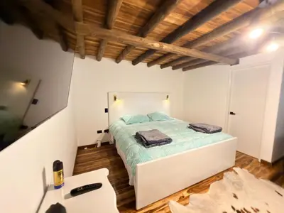 a bedroom with a bed in a room at Wooden House in Rionegro