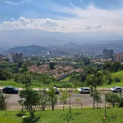 a view of a city with cars parked in a parking lot at Comodo apartamento con 2 habitaciones totalmente equipado para estancias largas in Medellín