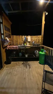 a room with a wooden floor with a green bucket at Refugio de Sueños in San Rafael