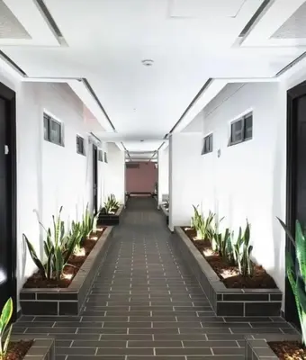an empty corridor in a building with plants at Apartamento Oasis in Sopetran
