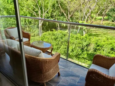 a screened in porch with chairs and a table at Apartamento Oasis in Sopetran