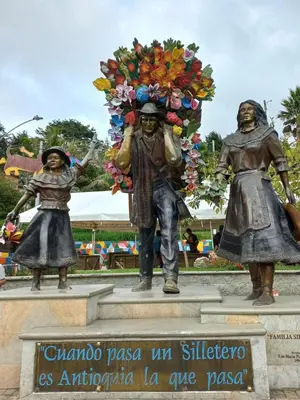 a statue of two women and a man holding a wreath at Alcoba independiente en nuestro hogar santa Elena encantada in Santa Elena