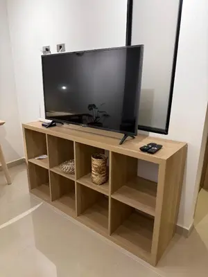 a flat screen tv on a wooden entertainment center at Confortable y acogedor apartamento en Itagüi in Itagüí