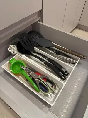 a drawer with scissors and other kitchen utensils at Confortable y acogedor apartamento en Itagüi in Itagüí