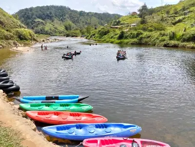 a group of people in boats on a river at Centro Turístico Paraíso del Nare in Alejandría
