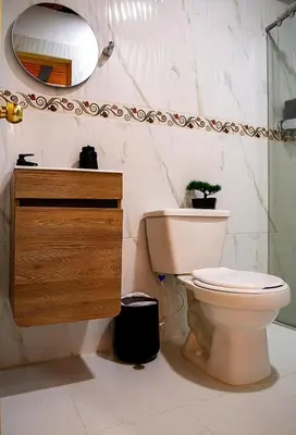 a bathroom with a toilet and a sink and a mirror at Apartamento clásico Riosucio in Ruiosucio