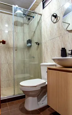 a bathroom with a shower and a toilet and a sink at Apartamento clásico Riosucio in Ruiosucio