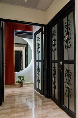 a room with two doors and a mirror at Apartamento clásico Riosucio in Ruiosucio