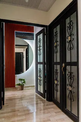 a room with two doors and a mirror at Apartamento clásico Riosucio in Ruiosucio