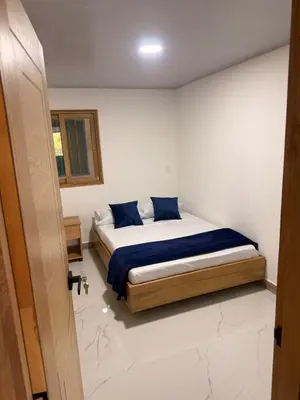 a bedroom with a bed with blue sheets at Apartamento céntrico, Guatape, cerca al malecon in Guatapé