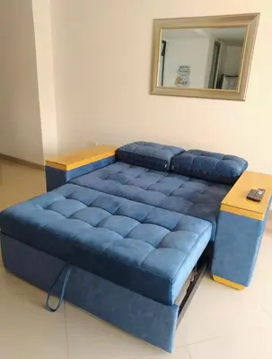 a large blue bed in a room with a mirror at Apartamento central in Sabaneta