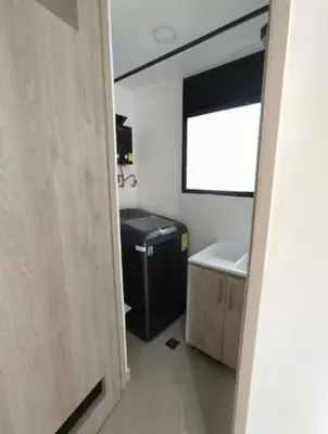 a bathroom with a sink and a trash can at Apartamento central in Sabaneta