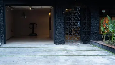 a entrance to a building with a door to a room at Casa Tuti Laureles in Estación El Salto