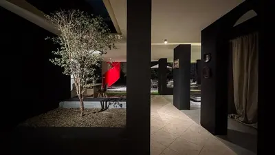 a house with a tree in the middle of a hallway at Casa Tuti Laureles in Estación El Salto