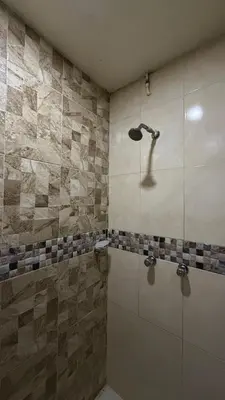 a bathroom with a shower with a shower head at Acogedora casa ideal para familias y grupos cerca al estadio barrio Laureles la América in Medellín