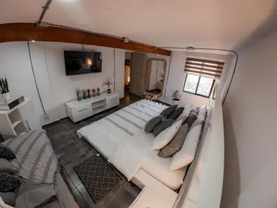 an overhead view of a large bed in a room at Almaia 17 in Rionegro