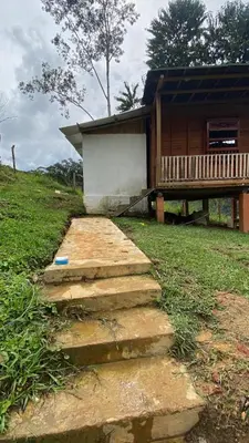 a path leading to a house with a bench at Refugio de Sueños in San Rafael