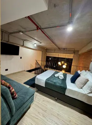 a bedroom with two beds and a couch at Exclusivo Loft de Lujo en Medellín in Medellín