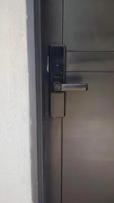 a metal door with a handle on a wall at Acogedor y cómodo loft Medellín cerca al Estadio in Medellín