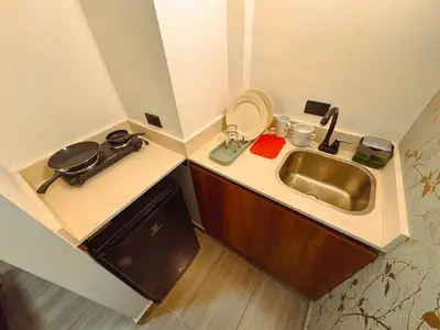 a small kitchen with a sink and a mirror at Apartaestudios Zeni in Medellín
